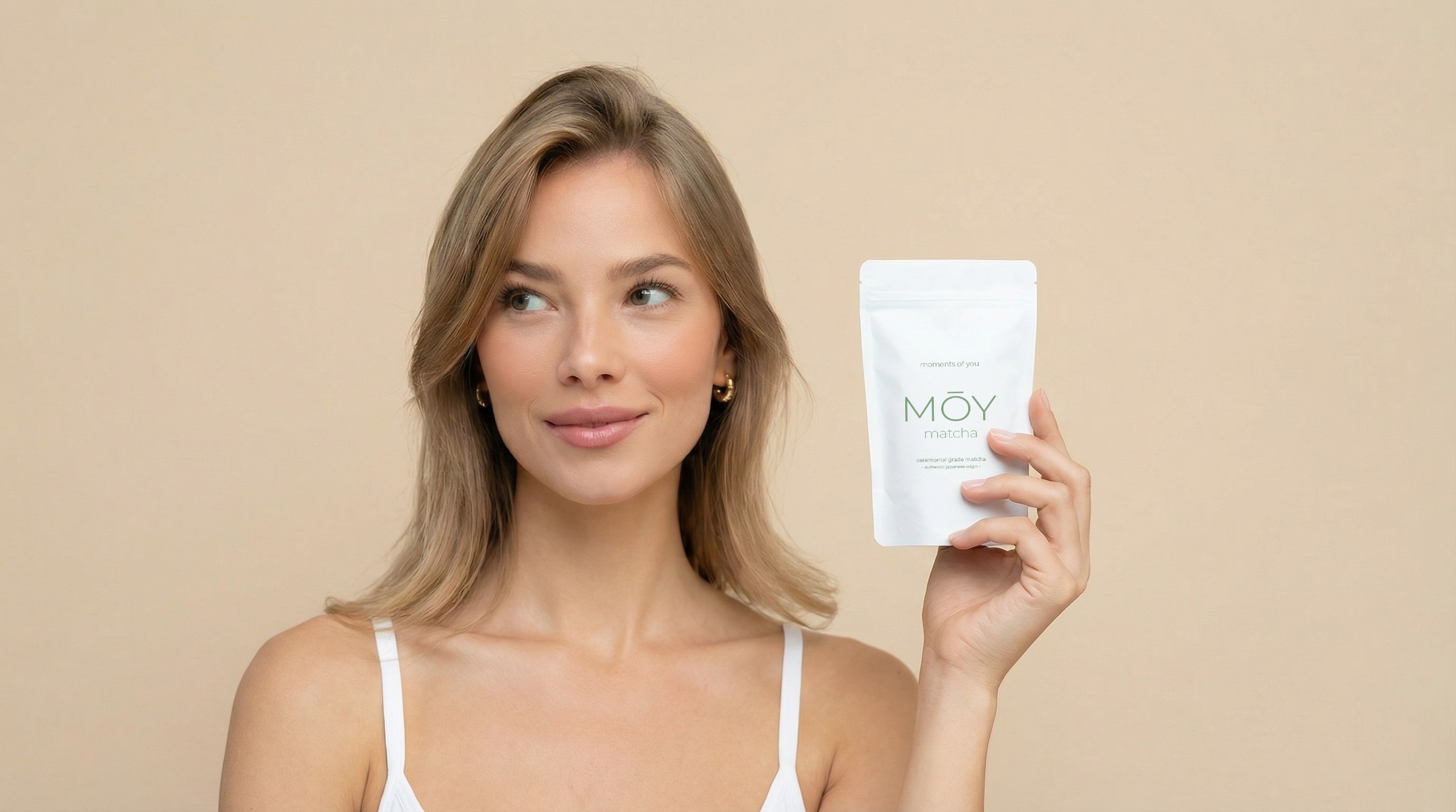 MOY Matcha Produktfotografie. Frau mit Doypack