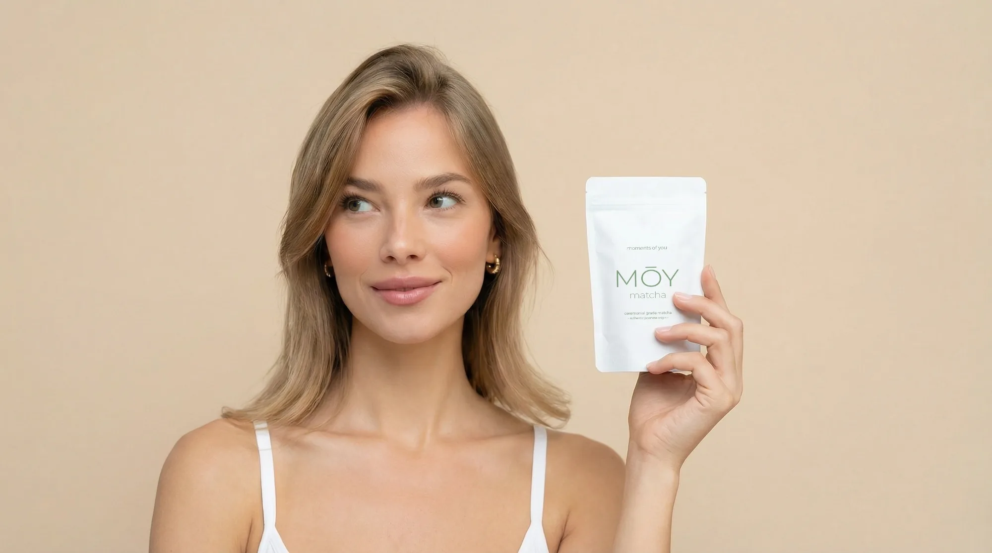 MŌY Matcha Produktfoto mit menschlichem Modell